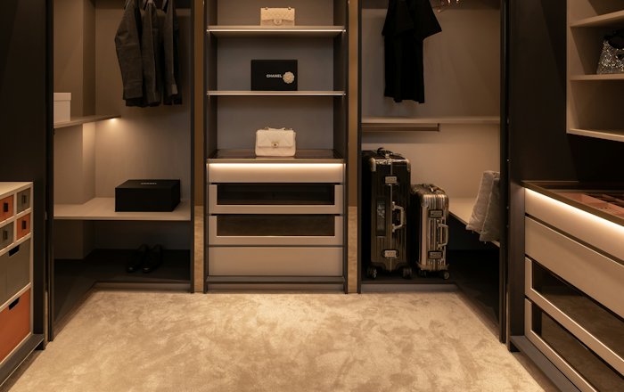 Wardrobe system with shelves and drawers