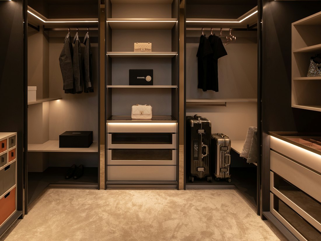 Wardrobe system with shelves and drawers